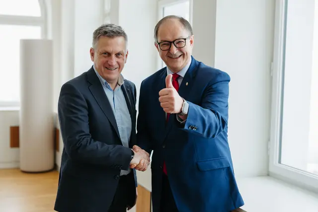 SP-Chef Martin Winkler gratuliert Bürgermeister Dieter Radhuber | Foto: MecGreenie