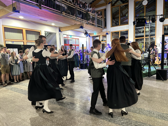 Eingetanzt wurde von der Volkstanzgruppe Petzenkirchen-Ybbs.  | Foto: Jana Zuser