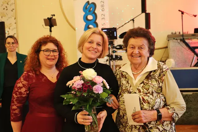 Für Erna König (re) sang der ganze Saal ein Ständchen zum 95. Geburtstag, Sandra Goldberg und Sabine Jakubzig gratulierten.  | Foto: Edith Ertl