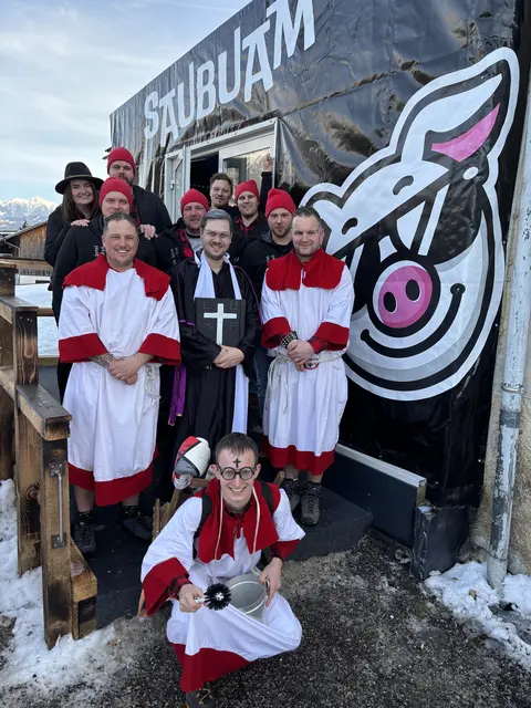 Start bei den Saubuam: Die Lump'n mit Exzellenz Hochwürden Hackelus Julianius samt Ministranten zogen von Fasnachtslokal zu Fasnachtslokal und hinterließen überall ihren Segen.