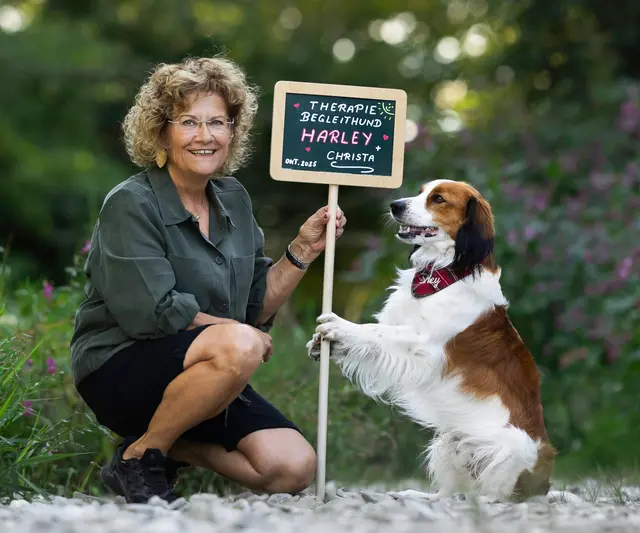 Christa Limberger mit Therapiebegleithund Harley  | Foto: Christa Limberger