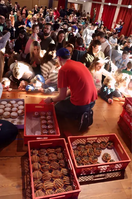 Natürlich durfte beim Kinderfasching auch das leibliche Wohl nicht fehlen. Als süßer Höhepunkt gab es für alle Kinder frische, ungefüllte Krapfen – ein klassischer Faschingsgenuss, der bei den kleinen Gästen besonders gut ankam. Ob als Stärkung nach dem Tanzen oder einfach zwischendurch: Die Krapfen sorgten für zufriedene Gesichter und rundeten den fröhlichen Faschingsnachmittag perfekt ab. | Foto: Alejandra Ortiz