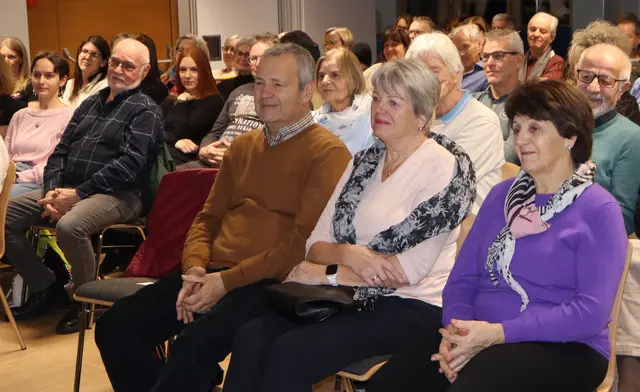 Asterix Fans im gefüllten Saal lachten und hörten gespannt zu.  | Foto: Tatschl