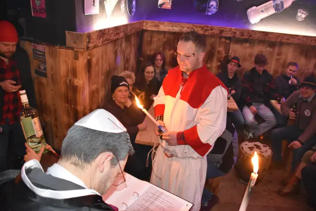 Die Barsegnung durch die Lumpen ist mittlerweile zur Tradition geworden und belustigte eine große Schar an Schäfchen, die in den jeweiligen Bars den lustigen Sprüchen und Seitenhieben lauschten.