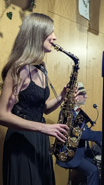 Die Saxophonistin der Live-Band "Broadway" bewies taktsicher ihr Können. | Foto: Reinhard Heiserer/Jugend Eine Welt