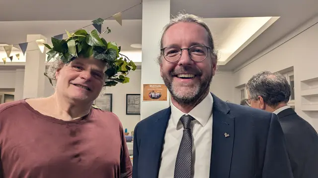 Hausherr Helmut Schumacher, der Direktor des Kardinal König Hauses, und der Althietzinger Clown-Darsteller Miccollino (v.r.). | Foto: Reinhard Heiserer/Jugend Eine Welt