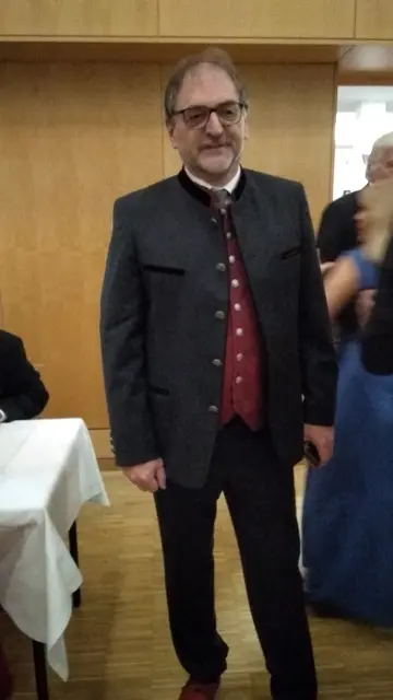 Reinhard Heiserer gründete vor 28 Jahren die Entwicklungsorganisation Jugend Eine Welt mit Hauptsitz in Hietzing mit. Der gebürtige Tiroler trug am Bacchus-Ball der Pfarre Am Lainzerbach stilecht Tiroler Tracht - und kümmerte sich um die fotografische Dokumentation, ein herzliches Dankeschön dafür im Namen der Ballbesucher! | Foto: Mathias Kautzky/MeinBezirk