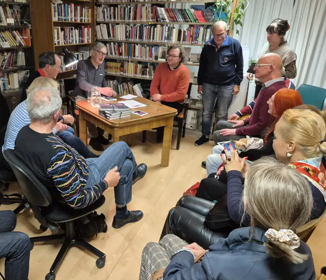Buchpräsentation des Romas "Fallschirmseide" von Michael Melville im Turmbund | Foto: Melville