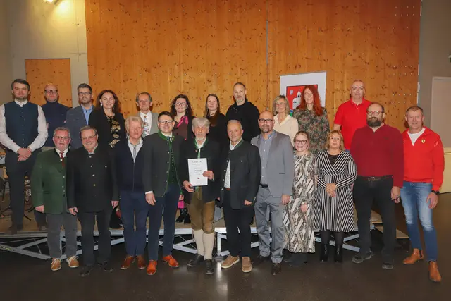 Die geehrten ausgeschiedenen Gemeinderäte mit Ehrengästen | Foto: Iris Bloder