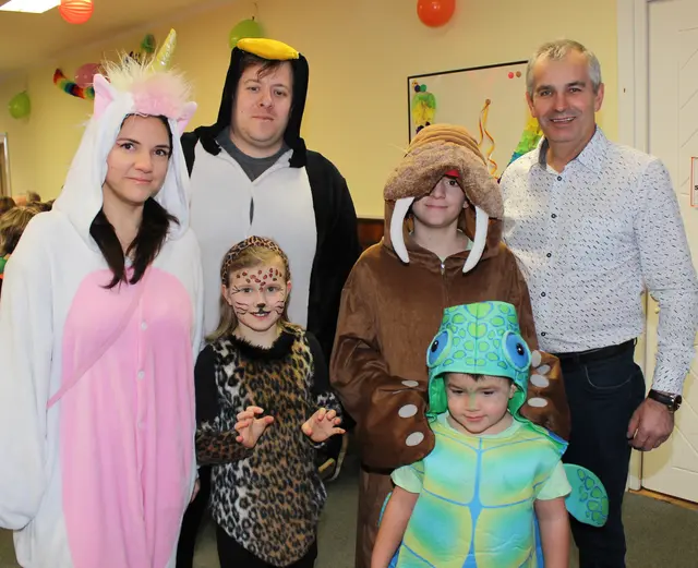 Bürgermeister Manfred Zeilinger freute sich , dass so viele fantasievolle Kostüme am Kinderball zu sehen waren. | Foto: Walter Kellner