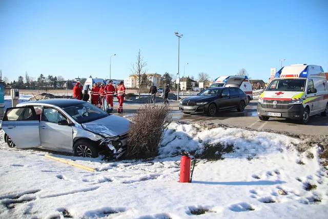 Nach dem Zusammenstoß zweier Pkw auf der B1 bei Marchtrenk landete eines der Fahrzeuge im Straßengraben. | Foto: laumat/Christian Schürrer