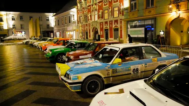 Nach zwei Tagen voller Adrenalin und Benzingesprächen endete die Rallye bei der feierlichen Siegerehrung im Arkadenhof. | Foto: Black Cat Foto