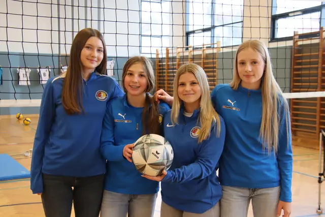 Jana, Marie, Maja und Mia zählen zu den Schülerinnen, die kaufmännische HAK-Ausbildung und Fußball-Schwerpunkt verbinden. | Foto: Martin Wurglits
