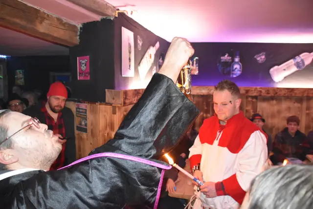 Jede Bar hatte ihre Vorzüge, die hochgelobt wurden. Gepredigt wurde nicht Wasser – nein, nur Alkohol solle es sein, den die Leute trinken, und kein Heimfinden mehr kennen.