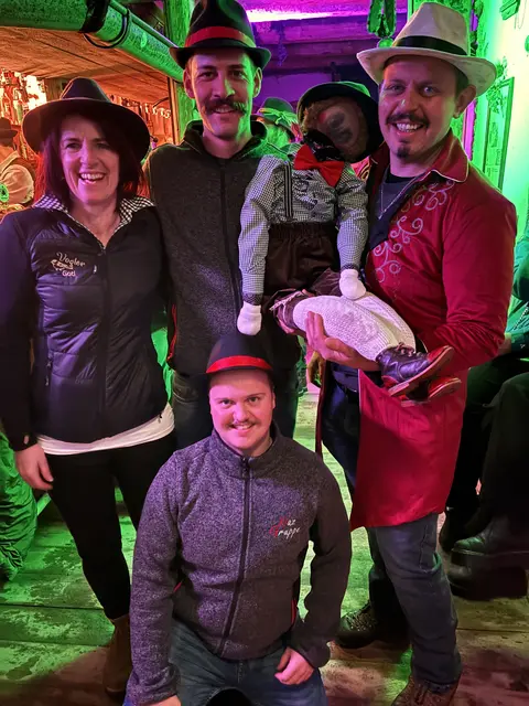 Auch unterwegs: Die Naz-Gruppe mit ihrer Fasnachtspuppe, der Fischer-Naz.