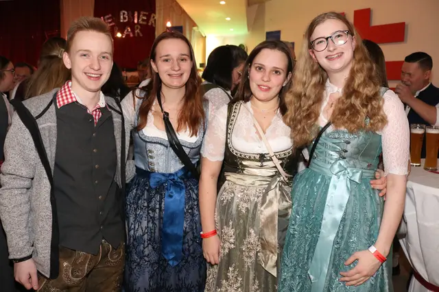 Thomas, Sofie, Lara und Magdalena ließen sich den Haager Trachtenball nicht entgehen. | Foto: Sona Hasoyan