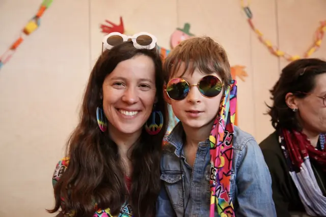 Fürst Anna und Franz genießen den Nachmittag in ihren zusammenpassenden Kostümen. 