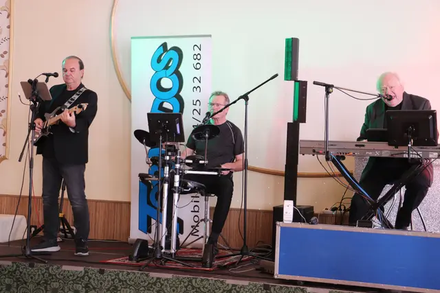 Bei der Musik der Tornados zog es die Pensionisten auf die Tanzfläche | Foto: Edith Ertl
