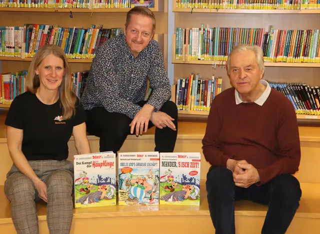 v.l.n.r.: Die Leiterin der Bibliothek in Haiming: Claudia Raich, Kabarettist und Autor Markus Koschuh und der Tiroler Künstler Autor und Künstler Willi Pechtl, der das Plakat zu Koschuhs Kabarett "Schwarzmalen" gestaltet hatte und prominent im Publikum vertreten war. | Foto: Tatschl