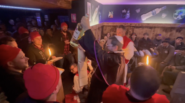 Jede Bar hatte ihre Vorzüge, die hochgelobt wurden. Gepredigt wurde nicht Wasser – nein, nur Alkohol solle es sein, den die Leute trinken, und kein Heimfinden mehr kennen.