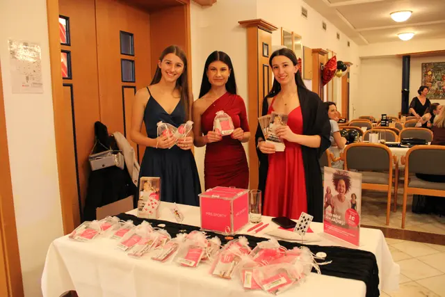 Lena Groß, Astrid Bittdorfer und Ines Groß von Mrs. Sporty empfingen die Gäste am Eingang mit einem Gewinnspiel und Damenspende | Foto: Anna Seymann