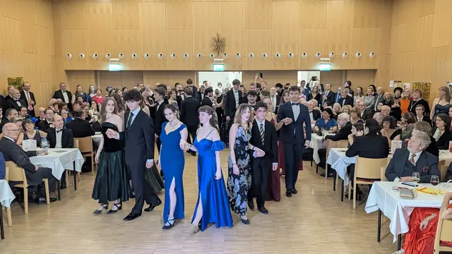 Am Ball der Pfarre Am Lainzerbach trafen Alt und Jung unbeschwert aufeinander. | Foto: Reinhard Heiserer/Jugend Eine Welt