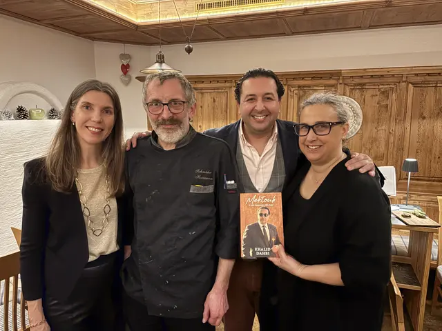 Joanne Moore aus Grins, Hermann Schmider (Koch in der Arlenlodge), der britisch-marokkanische Starkoch Khalid Dahbi und Arlenlodge-Inhaberin Annalisa Falch im Rahmen der Buchpräsentation samt Caviar-Tasting.  | Foto: Elisabeth Zangerl