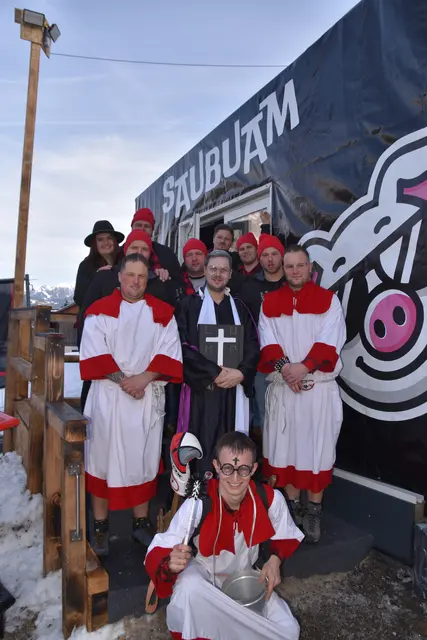 Die Barsegnung durch die Lumpen ist mittlerweile zur Tradition geworden und belustigte eine große Schar an Schäfchen, die in den jeweiligen Bars den lustigen Sprüchen und Seitenhieben lauschten.