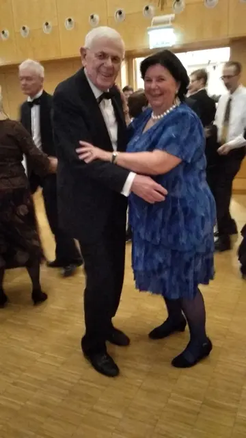 Stammgäste am Lainzer Pfarrball: Emmi und Ronny Lube aus dem Nachbarbezirk Meidling kommen verlässlich jedes Jahr ins Kardinal König Haus - und das bereits seit Jahrzehnten. | Foto: Mathias Kautzky/MeinBezirk