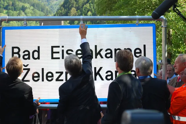 Die Aufstellung der zweisprachigen Ortstafeln am 16.8.2011 - Staatssekretär Josef Ostermayer, Bundeskanzler Werner Faymann, Bürgermeister Franz Josef Smrtnik und Landeshauptmann Gerhard Dörfler (von links)
  | Foto: Jürgen Lamprecht