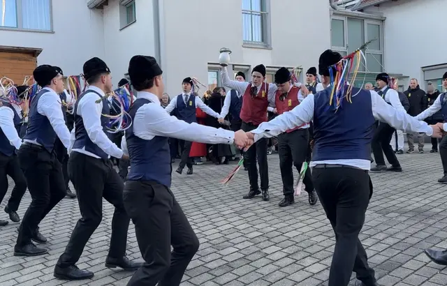 Kirtagsspringen der Robischburschen am Kirtagssonntag vor dem Gemeindeamt | Foto: MeinBezirk/Barbara Babonitsch-Diewald