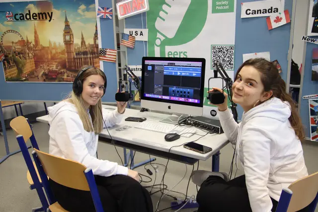 Emma Bischof (links) und Jana Stelzer präsentierten die Radio- und Podcast-Station der Schule. | Foto: Martin Wurglits