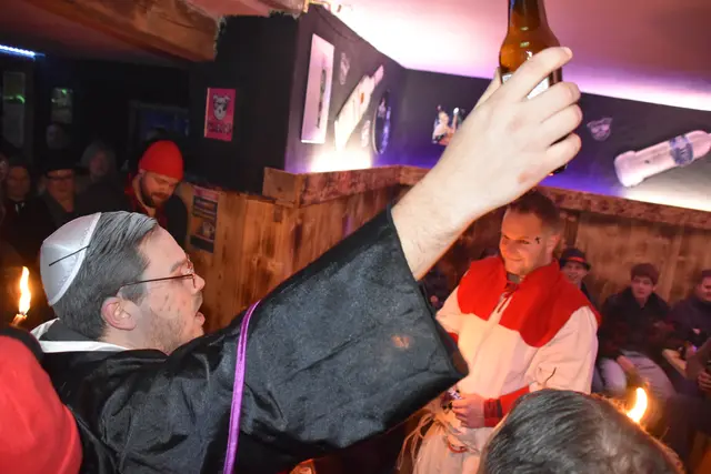 Jede Bar hatte ihre Vorzüge, die hochgelobt wurden. Gepredigt wurde nicht Wasser – nein, nur Alkohol solle es sein, den die Leute trinken, und kein Heimfinden mehr kennen.