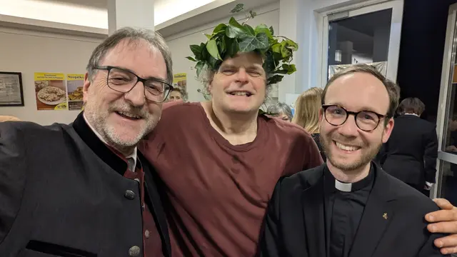 Reinhard Heiserer von Jugend Eine Welt, der Althietzinger Clown-Darsteller Miccollino und Jesuitenpriester Manfred Grimm (v.l.). | Foto: Reinhard Heiserer/Jugend Eine Welt