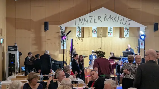Stimmung und Atmosphäre am Ball der Pfarre Am Lainzerbach waren bacchantisch gut. | Foto: Reinhard Heiserer/Jugend Eine Welt