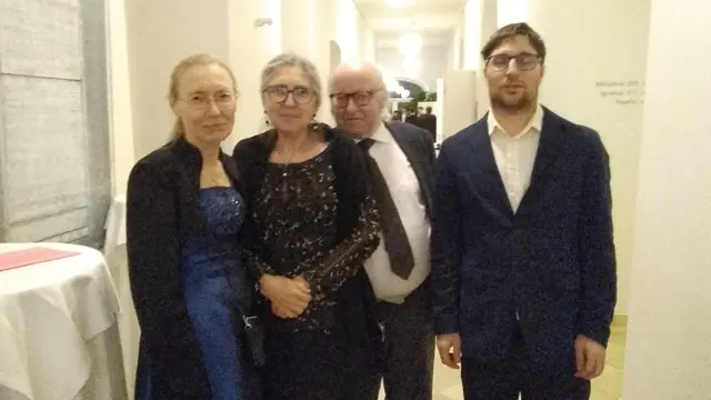 Anna Liebhard (2.v.l.), langjährige Pfarrgemeinderätin und Vorsitzende des Umweltteams der Pfarre Am Lainzerbach mit ihrem Ehemann Univ.-Prof. Peter Liebhard und ihrem Sohn Gernot Liebhard - mit rund 4.000 Einsätzen ist er Wiens meistgedienter Ministrant. Monika Steinbichler (l.) ist Teil des Lainzer Umweltteams und Mutter von Tobias Steinbichler, Choreograph der Lainzer Pfarrjugend. | Foto: Mathias Kautzky/MeinBezirk