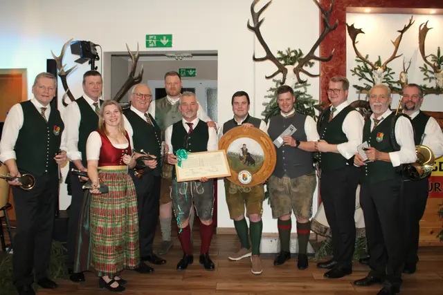 Geschenkübergabe und Ehrung des ehemaligen Obmanns Franz "Ferry" Halvax durch seine Jagdkollegen sowie die Jagdhornbläser. | Foto: Anika Paul