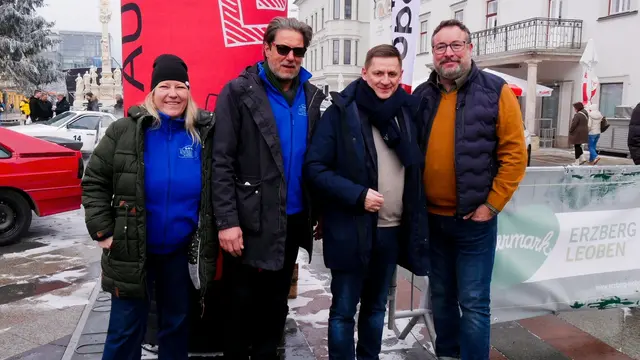 Der Start der 19. Winterrallye erfolgte im Zentrum von Leoben. Im Bild: Nina Neuhold-Kofler und Max Klarmann vom Hotel Kongress, Bürgermeister Kurt Wallner und Citymanager Edgar Schnedl.  | Foto: Black Cat Foto