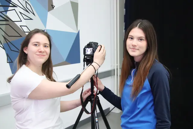 Leah Petz (links) und Leonie Zach präsentierten die Foto- und Multimedia-Arbeit der Schule. | Foto: Martin Wurglits