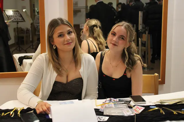 Lena Steinfeld und Anna Bärenreuter hatten die Gästeliste im Blick und empfingen die Ballgäste | Foto: Anna Seymann