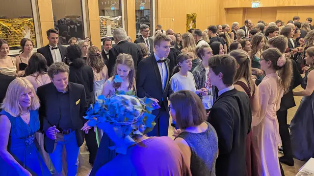 Die Mitternachtsquadrille, alljährlich Höhepunkt des Balls der Pfarre Am Lainzerbach, der heuer unter dem Motto "Lainzer Bacchus" stand: Es war ein rauschendes Fest. | Foto: Reinhard Heiserer/Jugend Eine Welt