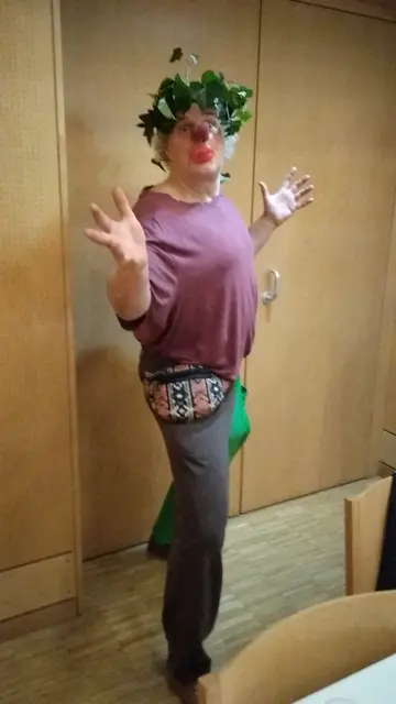 Clown-Darsteller Miccollino ist seit Jahrzehnten Teil der Lainzer Pfarrgemeinde und belustigt Feste und Feiern in ganz Wien und Niederösterreich. Das Ballmotto "Bacchus" verkörperte er mit passender Kostümierung wie kein Zweiter. | Foto: Mathias Kautzky/MeinBezirk