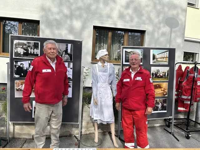 Egal wo, egal wann – wenn er gebraucht wird, ist er da: Horst Weinlinger (li.) im Einsatz mit seinem Freund und Kollegen Dieter Diesk.  | Foto: Rotes Kreuz Korneuburg