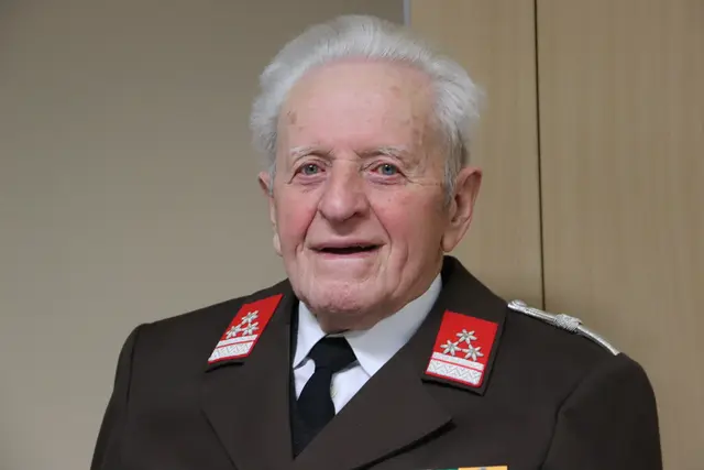 Josef Berghofer (90) ist das älteste Mitglied der FF Kalsdorf und gehört der Feuerwehr seit 65 Jahren an.  | Foto: Edith Ertl