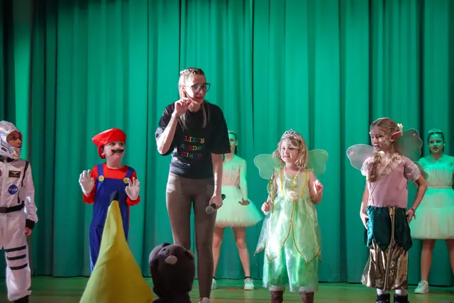 Für das mitreißende Programm sorgte erneut „Lixi’s Dancing Express“, der seit vielen Jahren fester Bestandteil des Neudörfler Kinderfaschings ist.  | Foto: Alejandra Ortiz