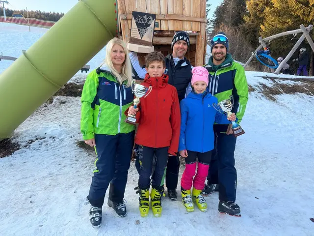 Tagessiegerin Rubatscher Antonia SV Oberperfuss und Tagessieger Höller David SKITRI Zirl sowie erfolgreichster Verein SV Oberperfuss (Obmann Hujara Manuel) mit Vertretern vom SKITRI Zirl Obmann Kraiser Tomas und Schriftführerin Zangerl-Walser Iris