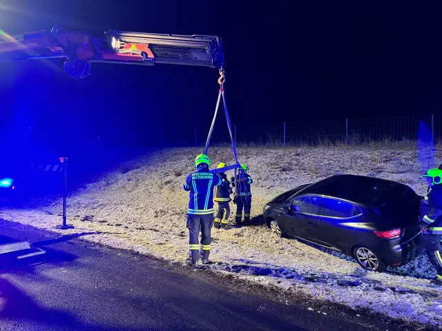Am Sonntag in den frühen Morgenstunden musste ein Pkw aus dem Straßengraben geborgen werden. | Foto: Feuerwehr Mattersburg