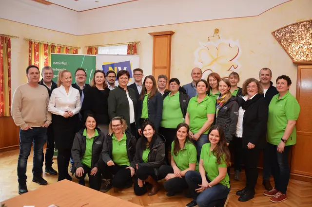 v.l. hinten: Rafael Graf (GF ReinSaat), Vizebgm. Josef Maurer, Sabine Kronberger (Autorin/Medienprofi), Gerhard Schmid (Filialleiter LH Groß Gerungs), Direktorin Michaela Bauer-Windischhofer (LBZ Edelhof), Bernhard Prock (NÖ Vers.), Bezirksbäuerin Renate Braunsteiner, Jakob Hohl (NÖ Vers.), Gebietsbäuerin Gisela Paulnsteiner, Erich Fuchs (Obmann LH), Silvia Hörmann, Kammerobmann-Stv. Rupert Edinger (BBK Zwettl), Claudia Auer, Alexandra Kienmeier, Brigitte Rametsteiner, Monika Lair, Maria Hahn, Kammerobmann Dietmar Hipp (BBK Zwettl), Michaela Böhm-Gundacker; 1. Reihe, v.l.: Sissi Schübl, Adriana Tüchler, Anna Maurer, Andrea Prinz, Andrea Jank | Foto: Bäuerinnen Groß Gerungs