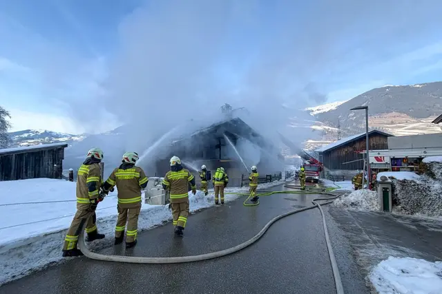 Fünf Feuerwehren mit Atemschutz und Drehleiter beim Brand in Stuhlfelden im Einsatz. | Foto: Feuerwehr Stuhlfelden