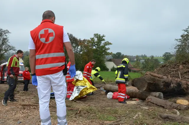 Vor Ort mit dem roten Kreuz. | Foto: Rotes Kreuz